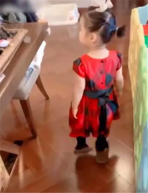 陈赫给2岁女儿拍视频 家里的环境却被网友吐槽