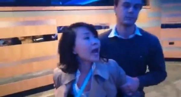昨天1場英國保守黨的座談會上，1名央視記者竟公然打會場內的香港籍志工數個巴掌，今日該名被毆的志工透過個人推特，還原事發經過。（圖為Hong Kong Watch授權）