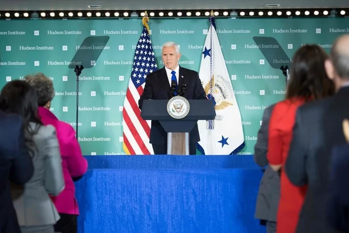 副总统潘斯在华府发表演说，他批评中国各方面意图渗透美国。(Getty Images)