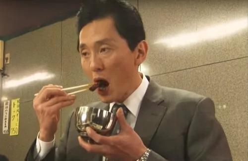 松重丰饰演电视剧《孤独的美食家》的男主角