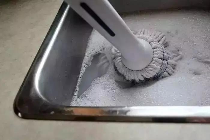 拖地的时候地板难干?试试这个妙招 拖完地几秒就干