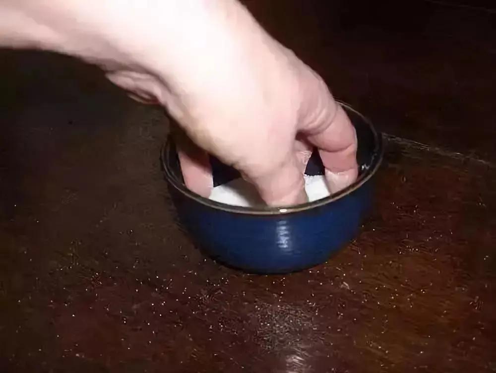 拖地的时候地板难干?试试这个妙招 拖完地几秒就干