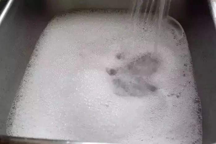 拖地的时候地板难干?试试这个妙招 拖完地几秒就干