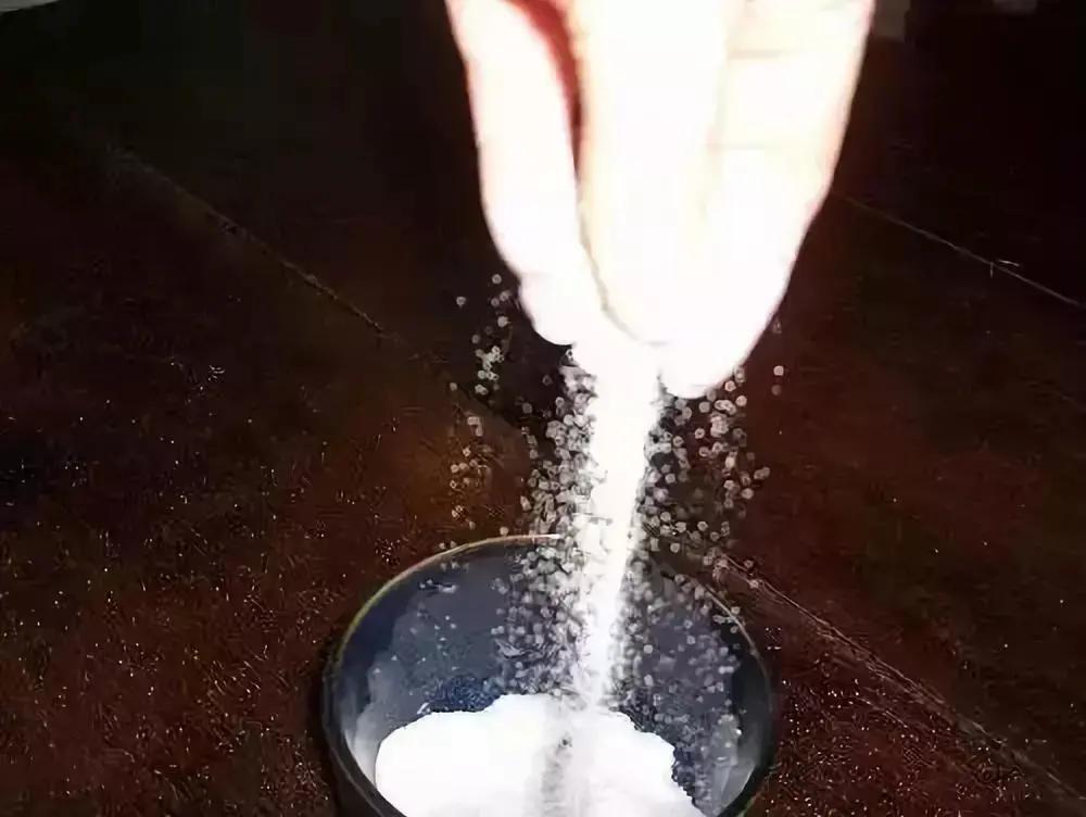 拖地的时候地板难干?试试这个妙招 拖完地几秒就干