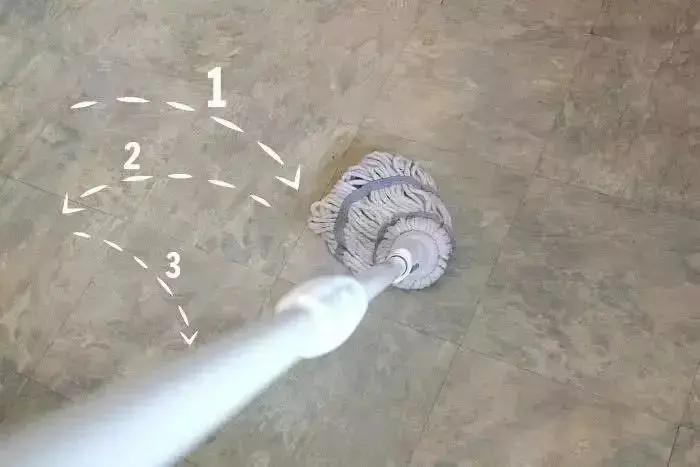 拖地的时候地板难干?试试这个妙招 拖完地几秒就干