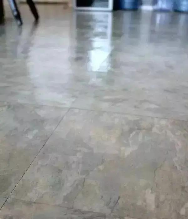 拖地的时候地板难干?试试这个妙招 拖完地几秒就干