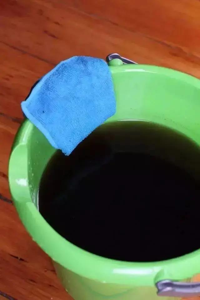 拖地的时候地板难干?试试这个妙招 拖完地几秒就干