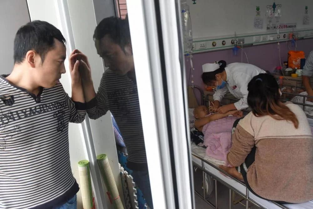 父母偷偷离婚被孩子发现 癌症娃病床上求爸爸当面向妈妈求婚!