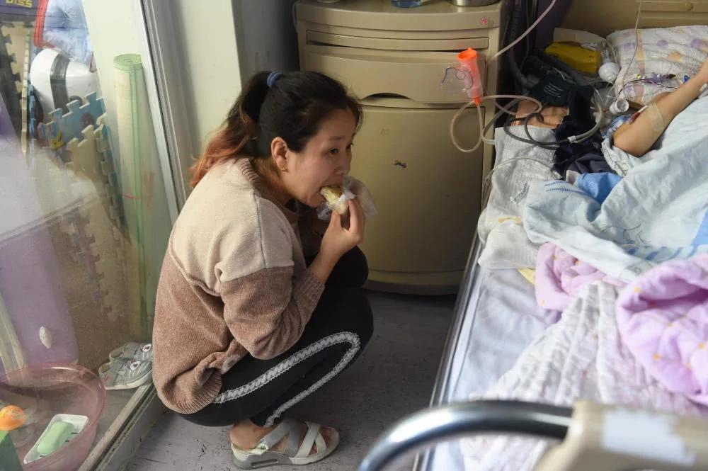 父母偷偷离婚被孩子发现 癌症娃病床上求爸爸当面向妈妈求婚!
