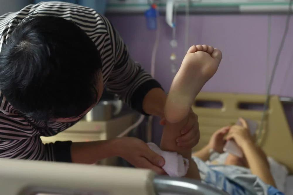 父母偷偷离婚被孩子发现 癌症娃病床上求爸爸当面向妈妈求婚!