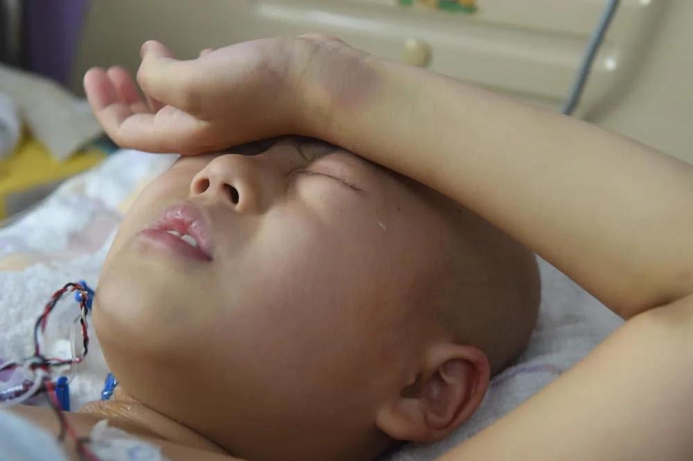 父母偷偷离婚被孩子发现 癌症娃病床上求爸爸当面向妈妈求婚!