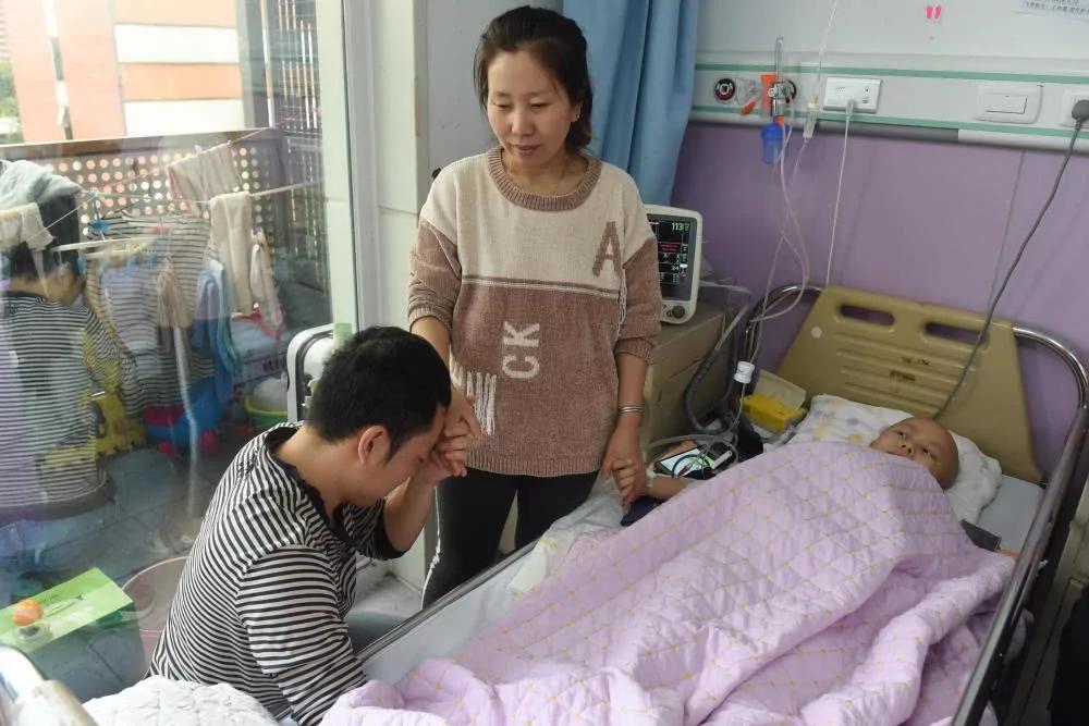 父母偷偷离婚被孩子发现 癌症娃病床上求爸爸当面向妈妈求婚!