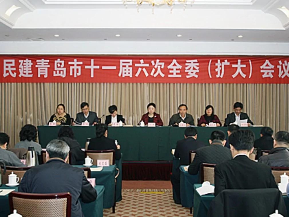 2015年12月25日，时任中国民主建国会青岛市委员会副主委高歌（左三）参加会议（图源：中国民主建国会山东省委员会）