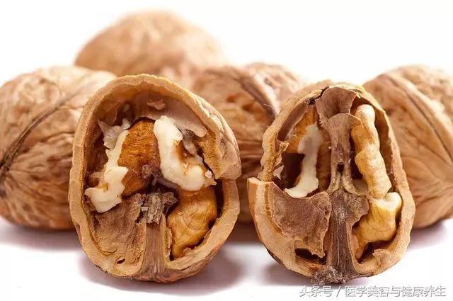1颗核桃10味药 每天吃3颗 “三高”降降降