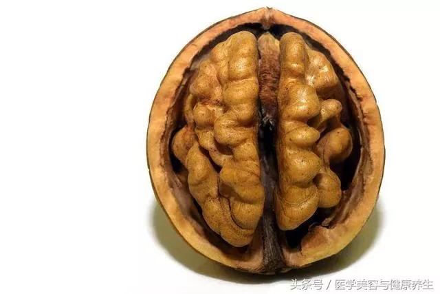 1颗核桃10味药 每天吃3颗 “三高”降降降