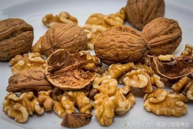 1颗核桃10味药 每天吃3颗 “三高”降降降