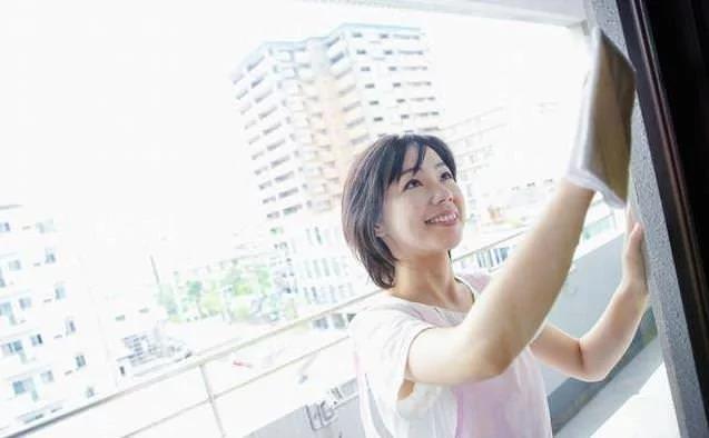 大扫除玻璃难擦?家政阿姨教你一招 1年不擦玻璃都能干净到透明