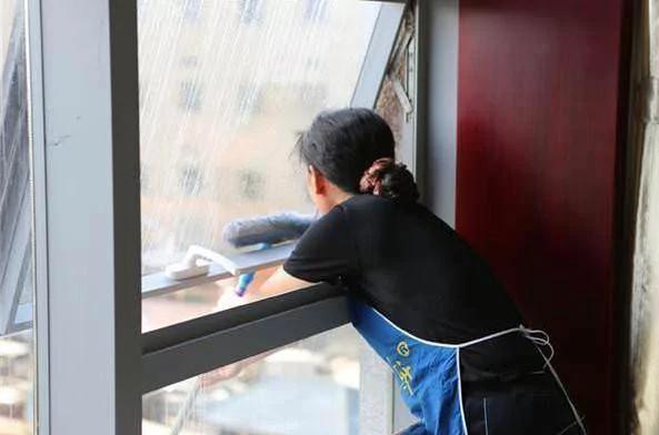 大扫除玻璃难擦?家政阿姨教你一招 1年不擦玻璃都能干净到透明