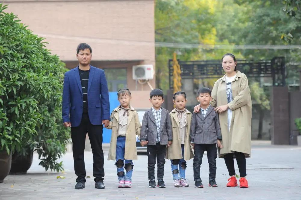 夫妇冒死生下四胞胎 却后悔了:花钱多 破坏力极强!