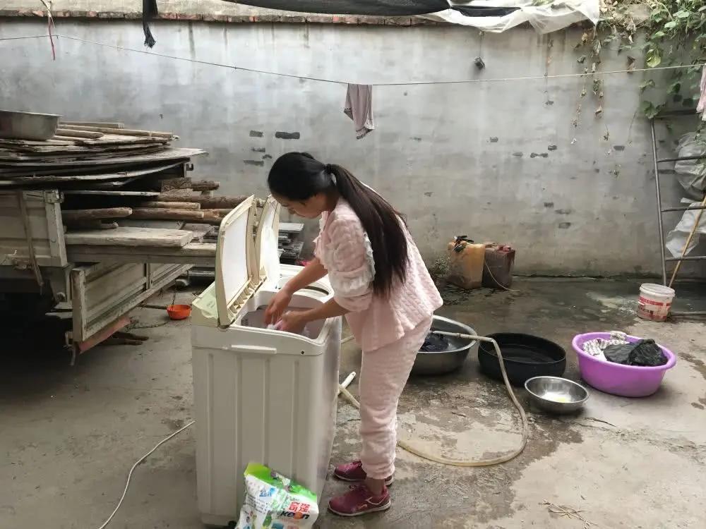夫妇冒死生下四胞胎 却后悔了:花钱多 破坏力极强!