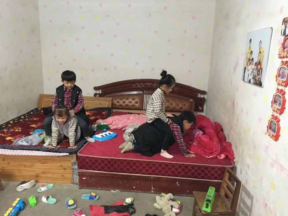 夫妇冒死生下四胞胎 却后悔了:花钱多 破坏力极强!