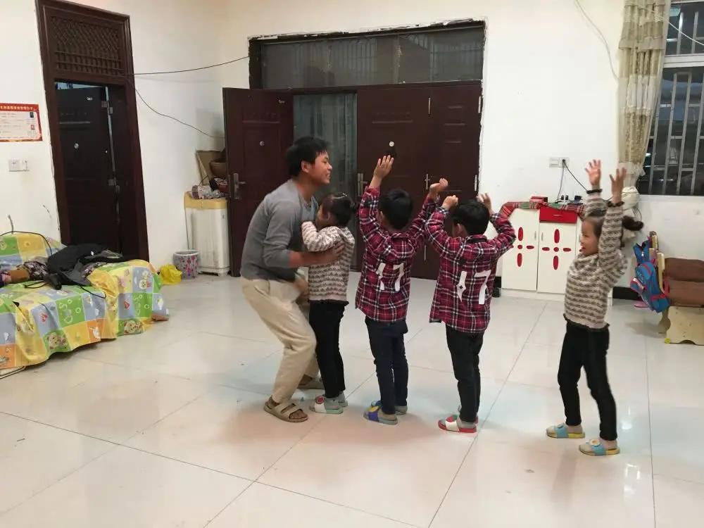 夫妇冒死生下四胞胎 却后悔了:花钱多 破坏力极强!