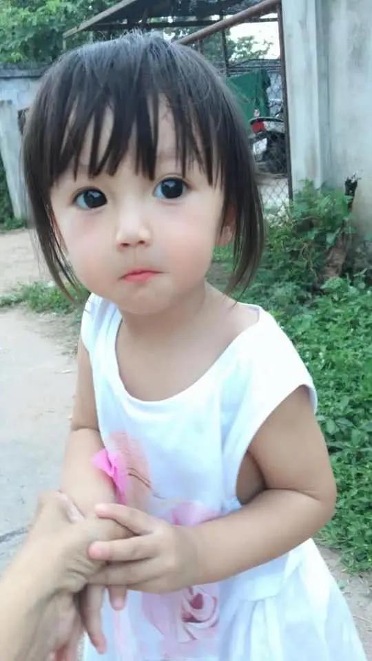 女孩因太好看被質疑是假人 媽媽曬出家人照片力證 顏值是遺傳 2 20181024111903514