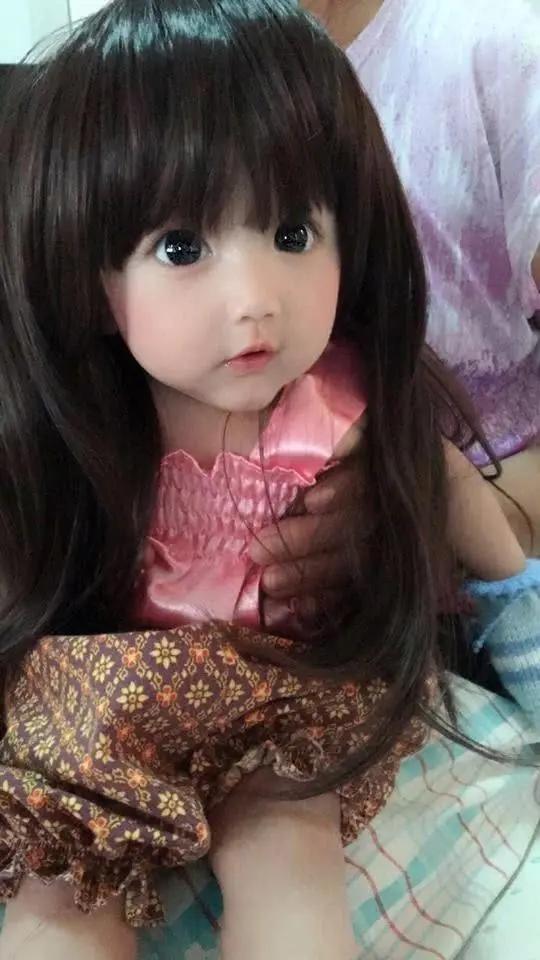 女孩因太好看被質疑是假人 媽媽曬出家人照片力證 顏值是遺傳 3 20181024111904196