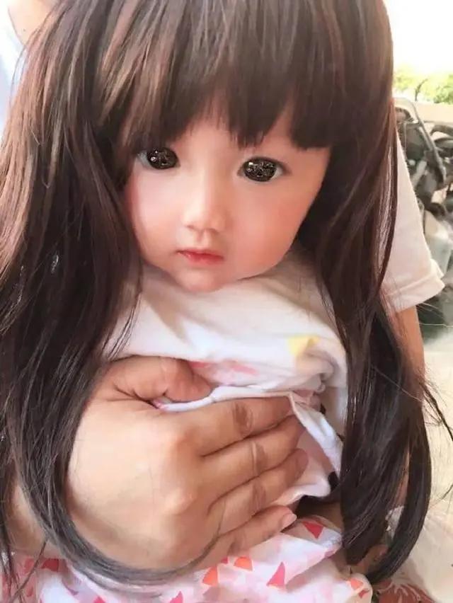 女孩因太好看被質疑是假人 媽媽曬出家人照片力證 顏值是遺傳 4 20181024111904236
