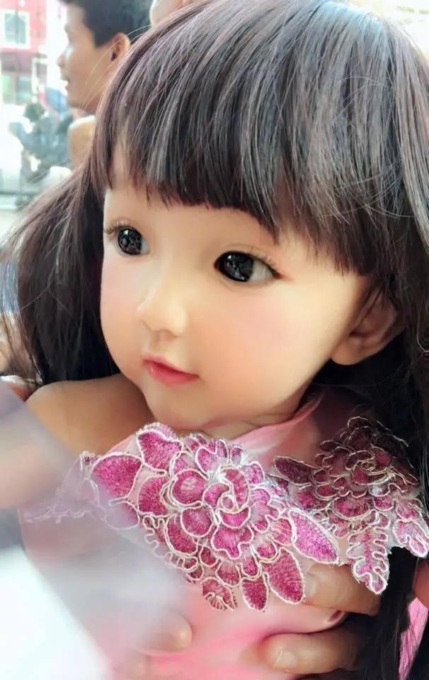 女孩因太好看被質疑是假人 媽媽曬出家人照片力證 顏值是遺傳 5 20181024111904457