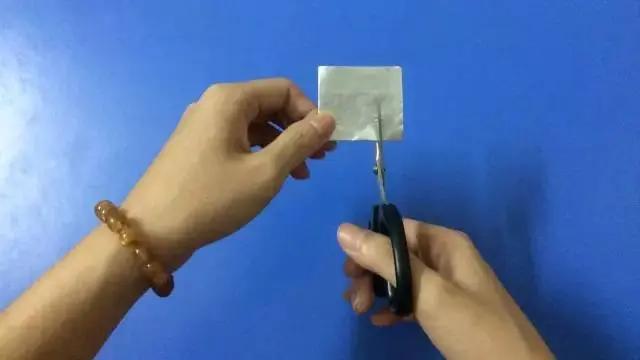 家里的剪刀变钝了 怎么才能把它变锋利呢?