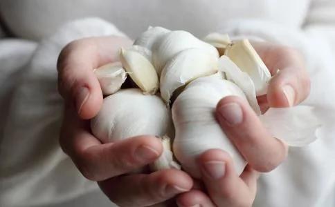 常吃大蒜会杀精?备孕期男人的饮食禁忌