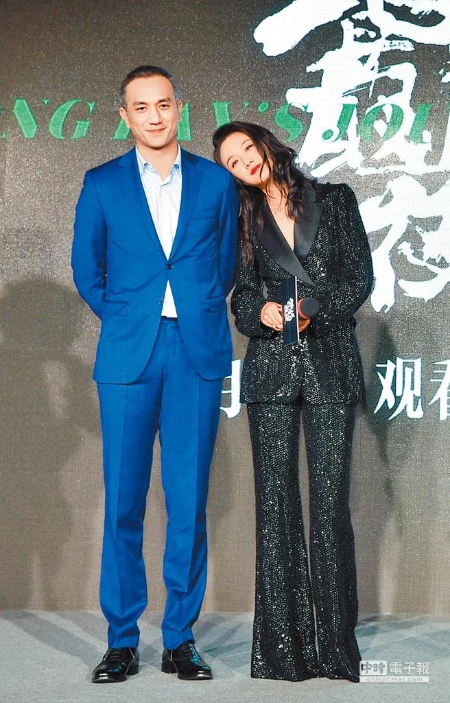 黄觉（左）与汤唯在发布会上，重现电影中的甜蜜情愫。（取材自微博）
