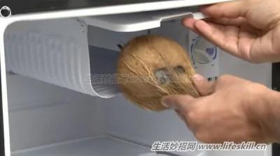 椰子光喝水太浪费了!教你快速剥开椰子享用椰肉。