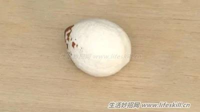 椰子光喝水太浪费了!教你快速剥开椰子享用椰肉。