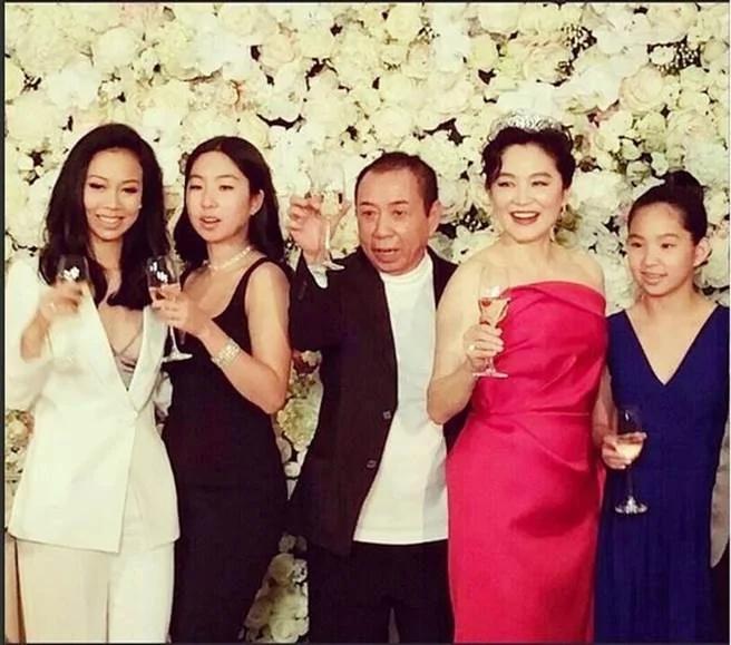 林青霞的2个亲生女儿邢爱林(左2)与邢言爱(右1)。(取自东方日报)