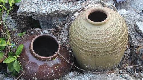 古代的酒坛能够翻转过来清洗 太神奇了
