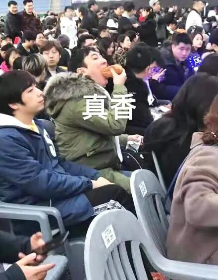 王思聰吃熱狗照片被各種惡搞