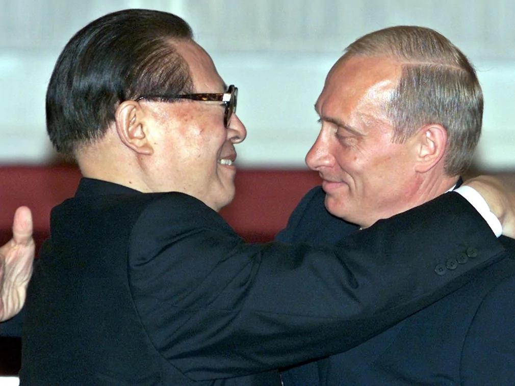 2001年7月16日，江泽民卖国和普京在莫斯科克里姆林宫签署“中俄睦邻友好合作条约”