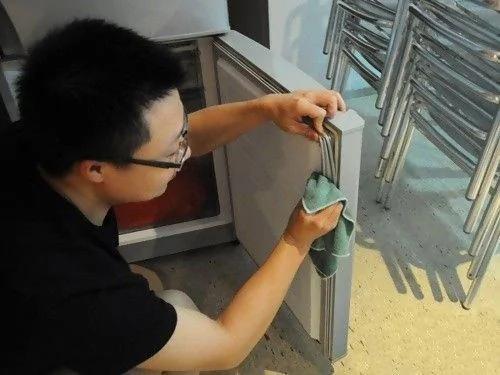 冰箱的胶条发霉难清洗?教你一绝招 洗得干净又除菌