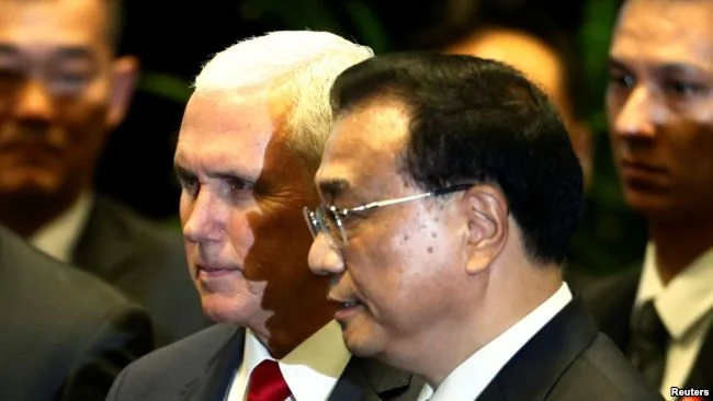美国副总统彭斯与中共总理李克强在新加坡东盟峰会上交谈。（2018年11月15日）