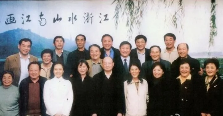 胡喬木兒子胡石英在網上曬一張習近平2006年宴請太子黨的照片。（網絡圖片）