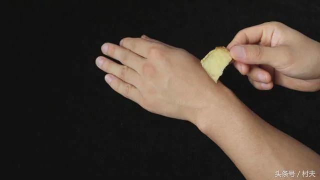 生姜抹在脚上太厉害 学会了家家户户都需要