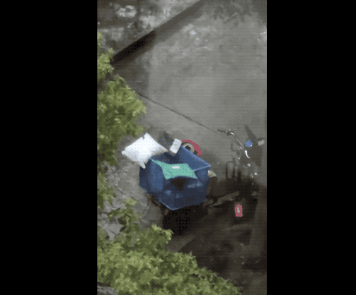 快遞小哥貨物被偷 雨中暴哭20分鐘! 15 20181120114539820