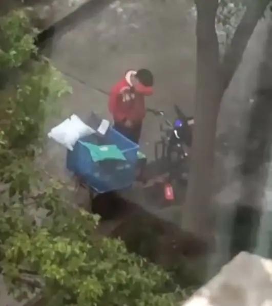 快遞小哥貨物被偷 雨中暴哭20分鐘! 14 20181120114539981