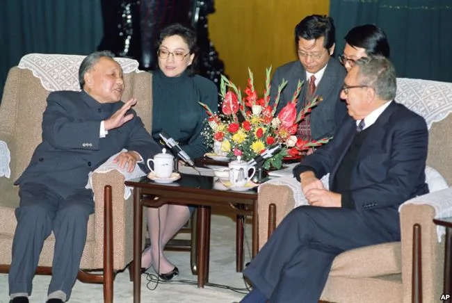 1989年11月10日， 中共领导人邓小平和美国前国务卿基辛格在北京人民大会堂交谈。