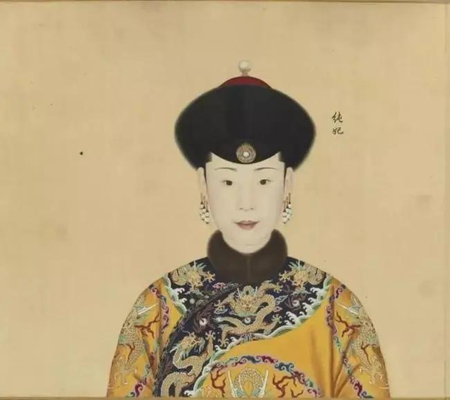 乾隆皇帝与他十二位后妃嫔的真容 图集