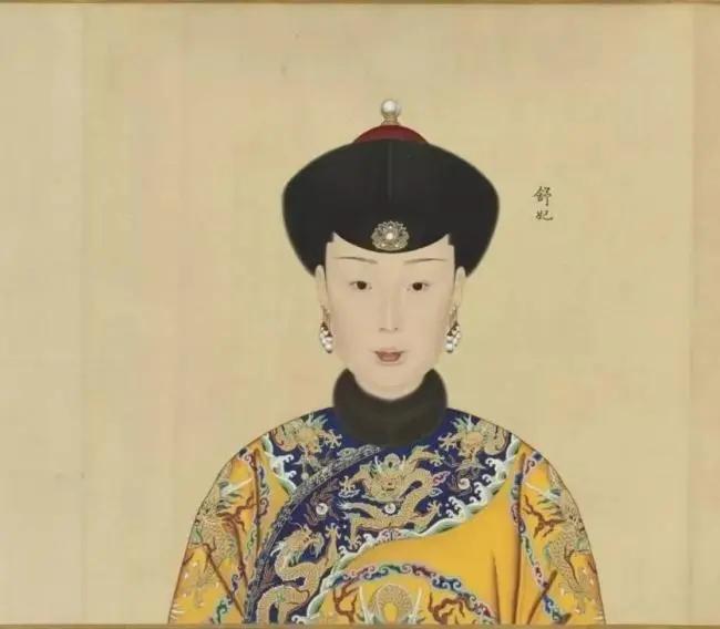 乾隆皇帝与他十二位后妃嫔的真容 图集