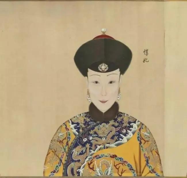 乾隆皇帝与他十二位后妃嫔的真容 图集