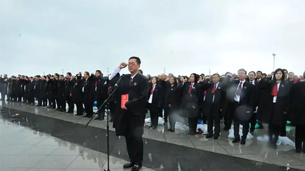 2018年12月2日，为配合大陆首个「宪法宣传周」，400多个城市进行律师集体宣誓活动。其中大连市约500名执业律师，在户外冒雨举行宣誓仪式。（大连市律协官方微博）